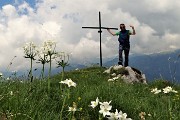 06 Alla croce di vetta della Corna Grande (2089 m) con anemoni narcissini